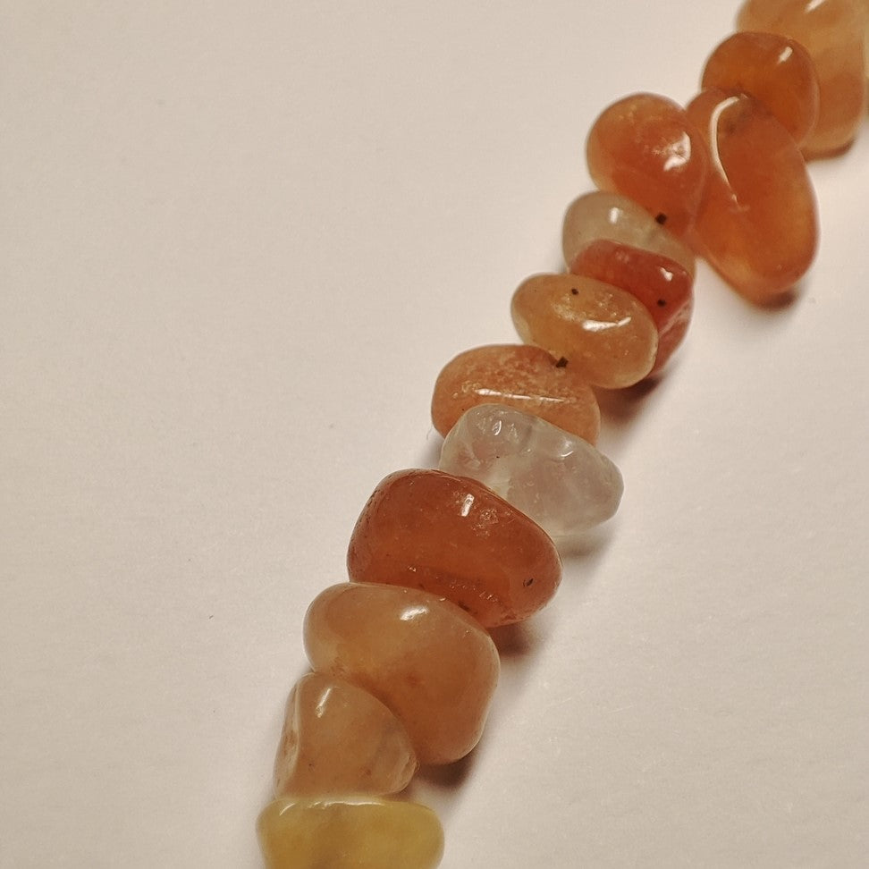 Necklace with semiprecious chip stones