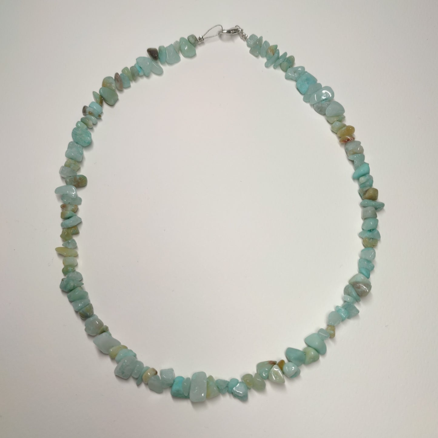 Necklace with semiprecious chip stones